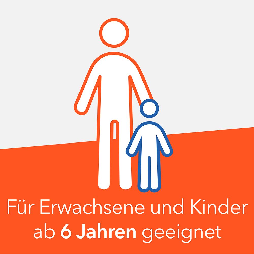 Frau mit Schnupfen liegt im Bett und hält ein Taschentuch an die Nase.