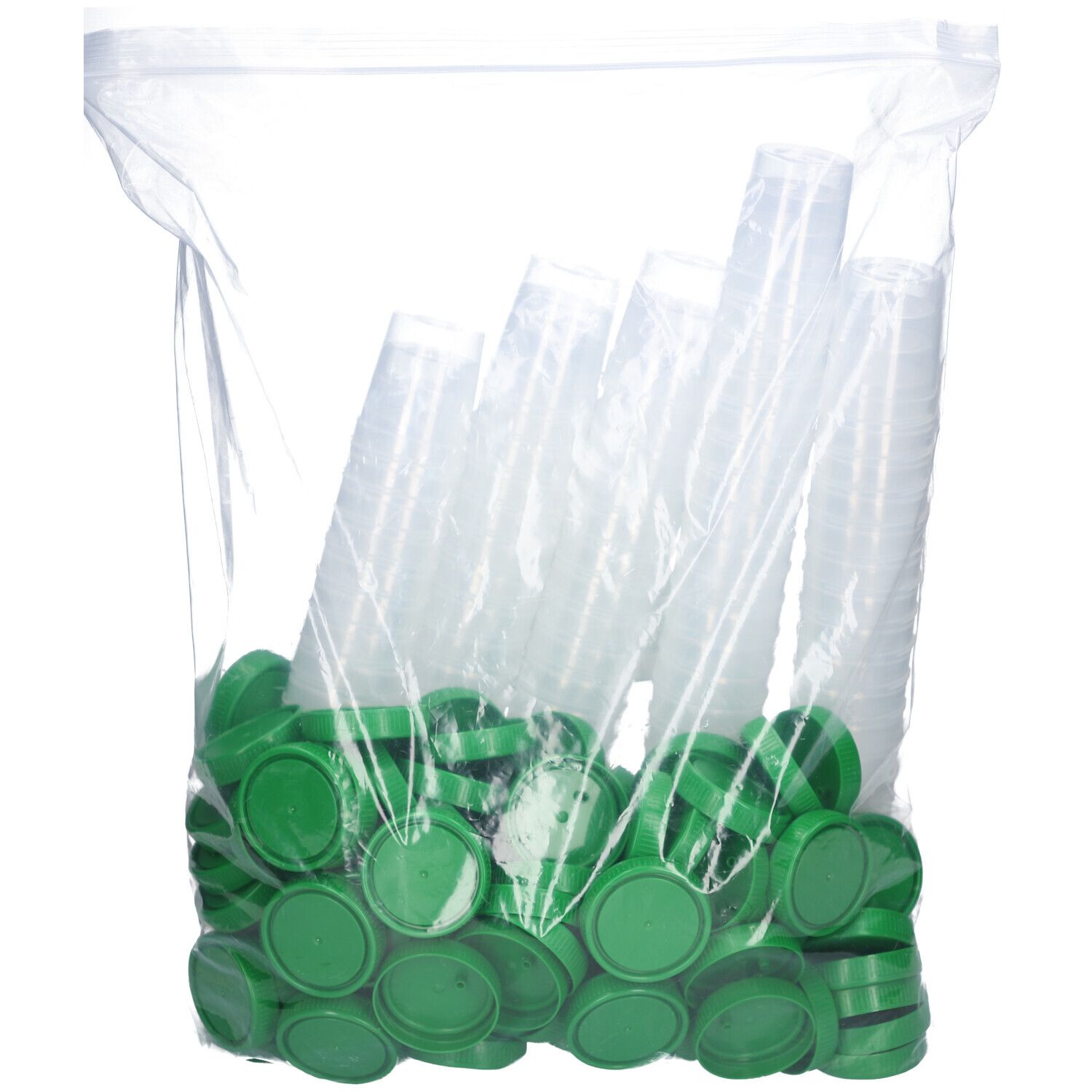 Transparente Plastiktüte mit grünen Deckeln und transparenten Bechern. Becher gestapelt.