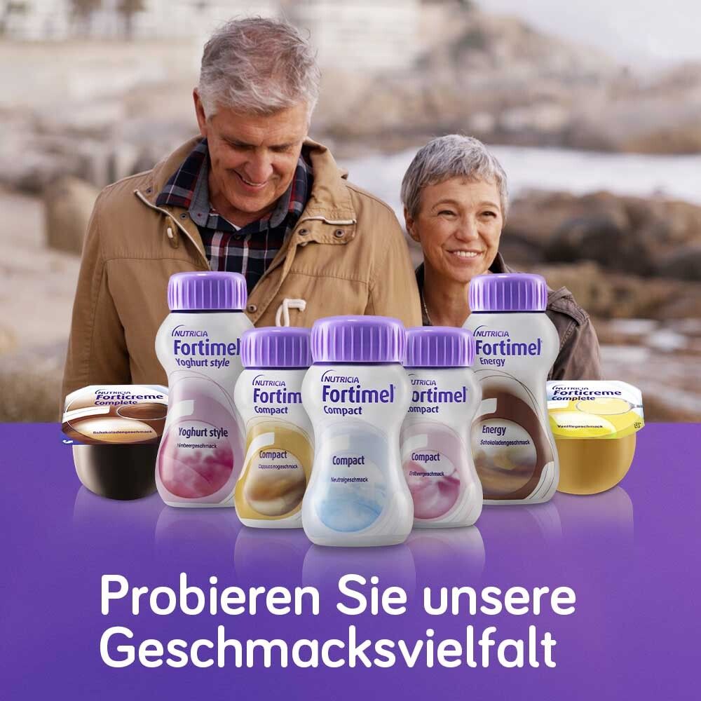 Verschiedene Fortimel Produkte. Flaschen und Becher. Aufschrift: Compact, energy, Yoghurt style.
