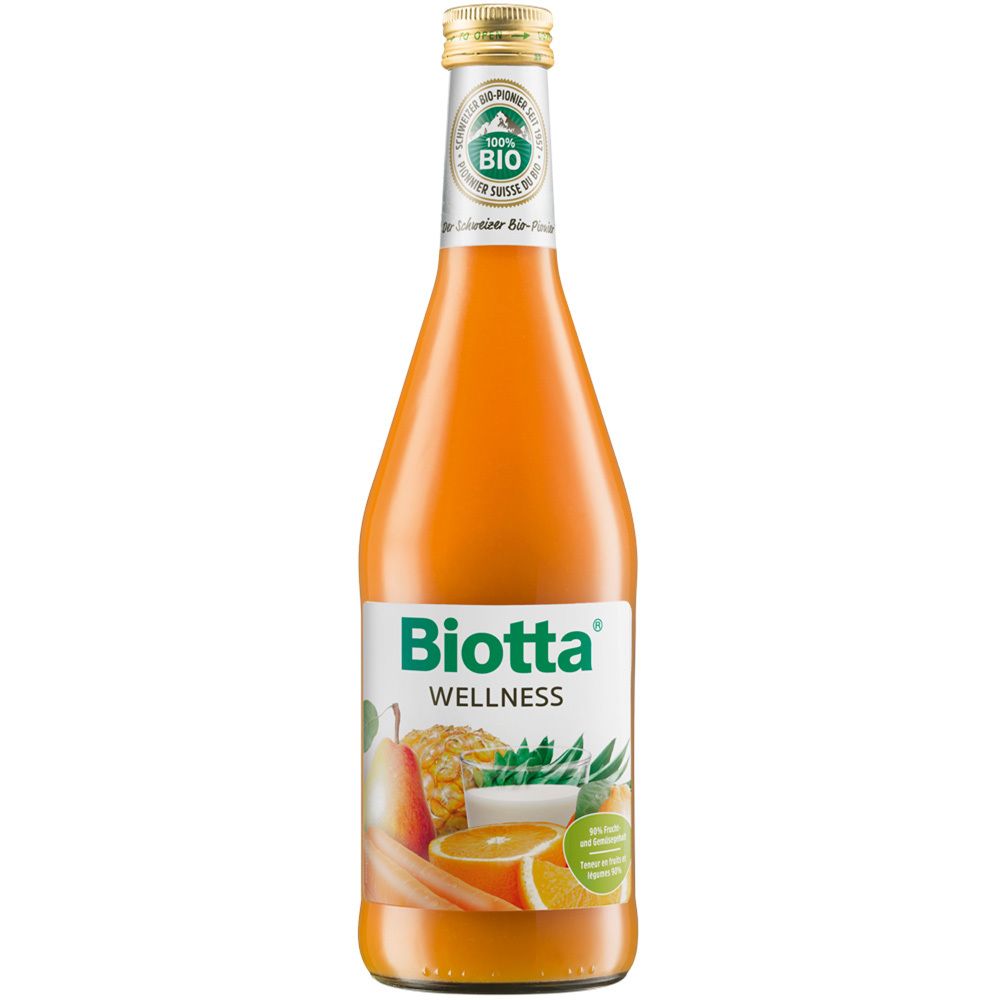 Glasflasche mit orangefarbenem Saft. Etikett mit Biotta Wellness, Früchten und Bio-Siegel.