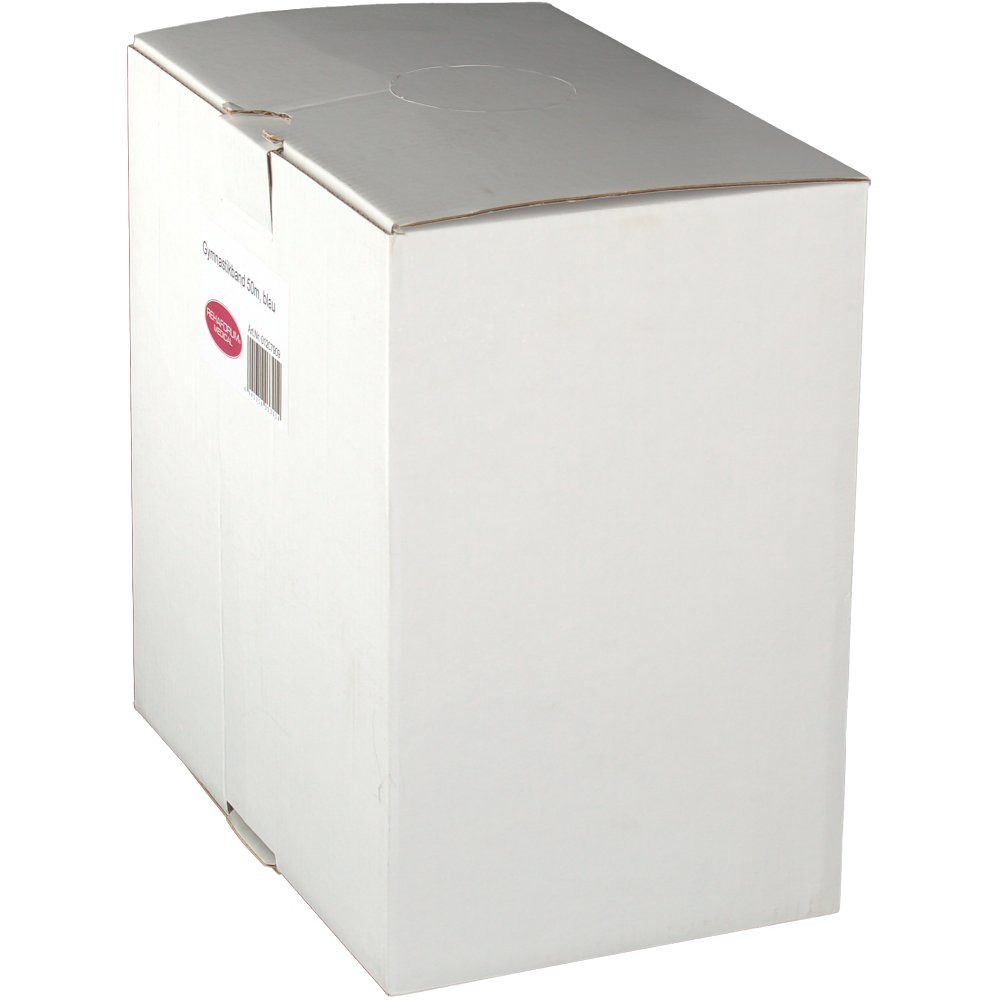 Weißer Karton, schräg gestellt. Aufkleber mit Logo und Text.