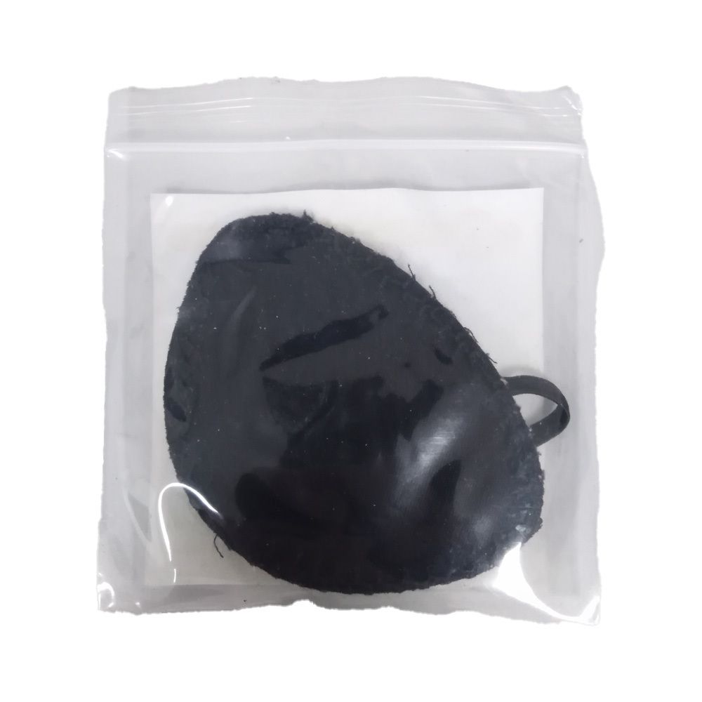Schwarze Augenklappe mit elastischem Band, in transparenter Folienverpackung.
