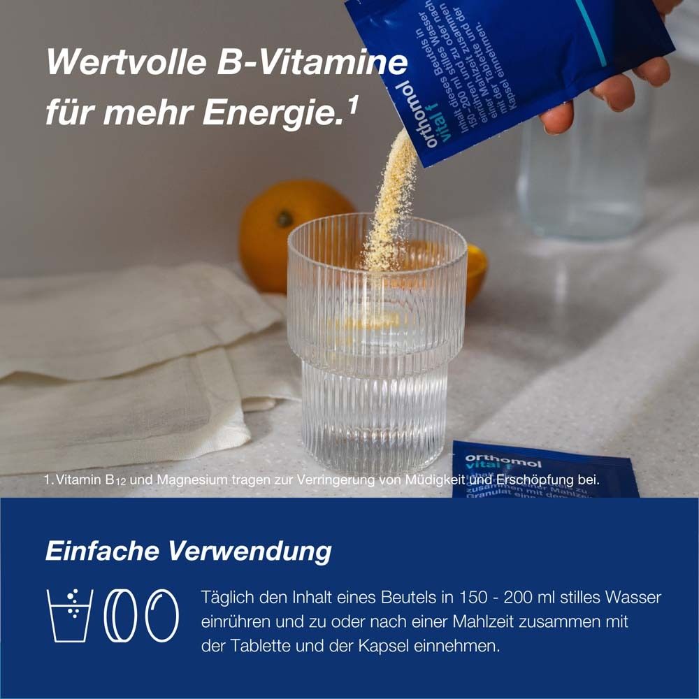 Granulat wird in ein Glas mit Wasser gegeben. Enthält B-Vitamine für mehr Energie.