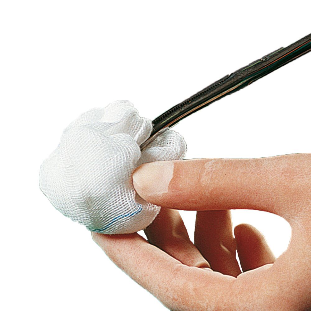 Weißer Tupfer, eigroß, unsteril, in einer Pinzette gehalten. Der Tupfer ist aus Gaze gefertigt.