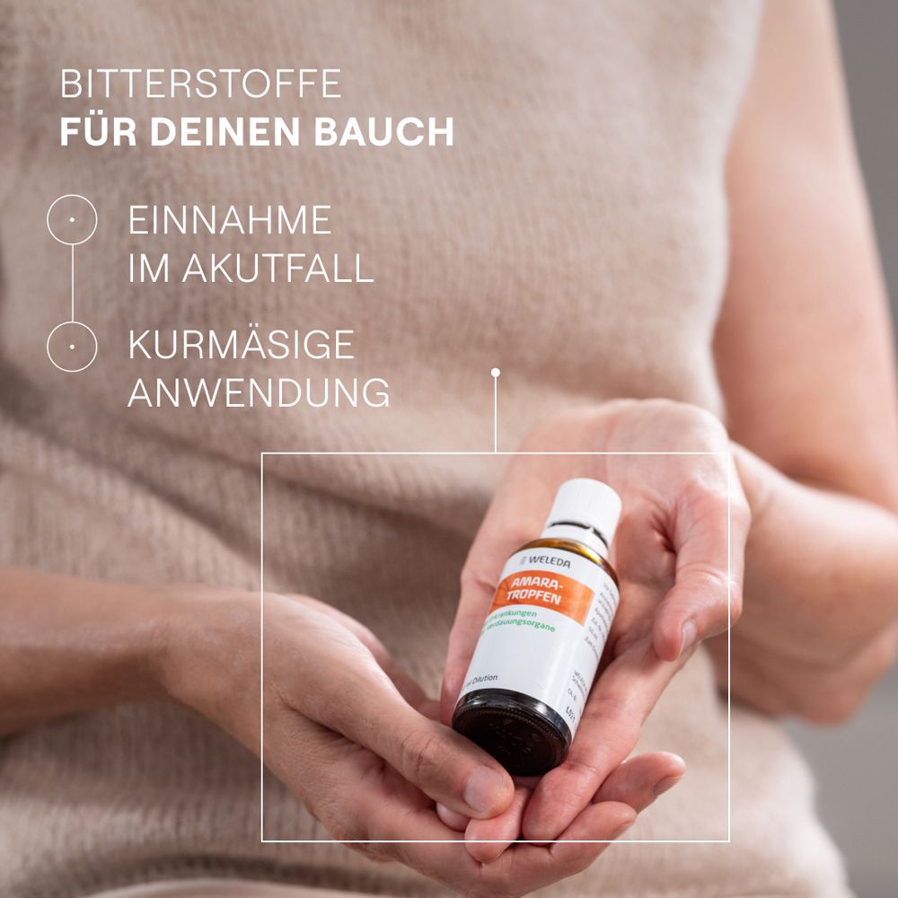 Person hält eine Flasche. Text: Bitterstoffe für deinen Bauch. Einnahme im Akutfall, kurmäßige Anwendung.