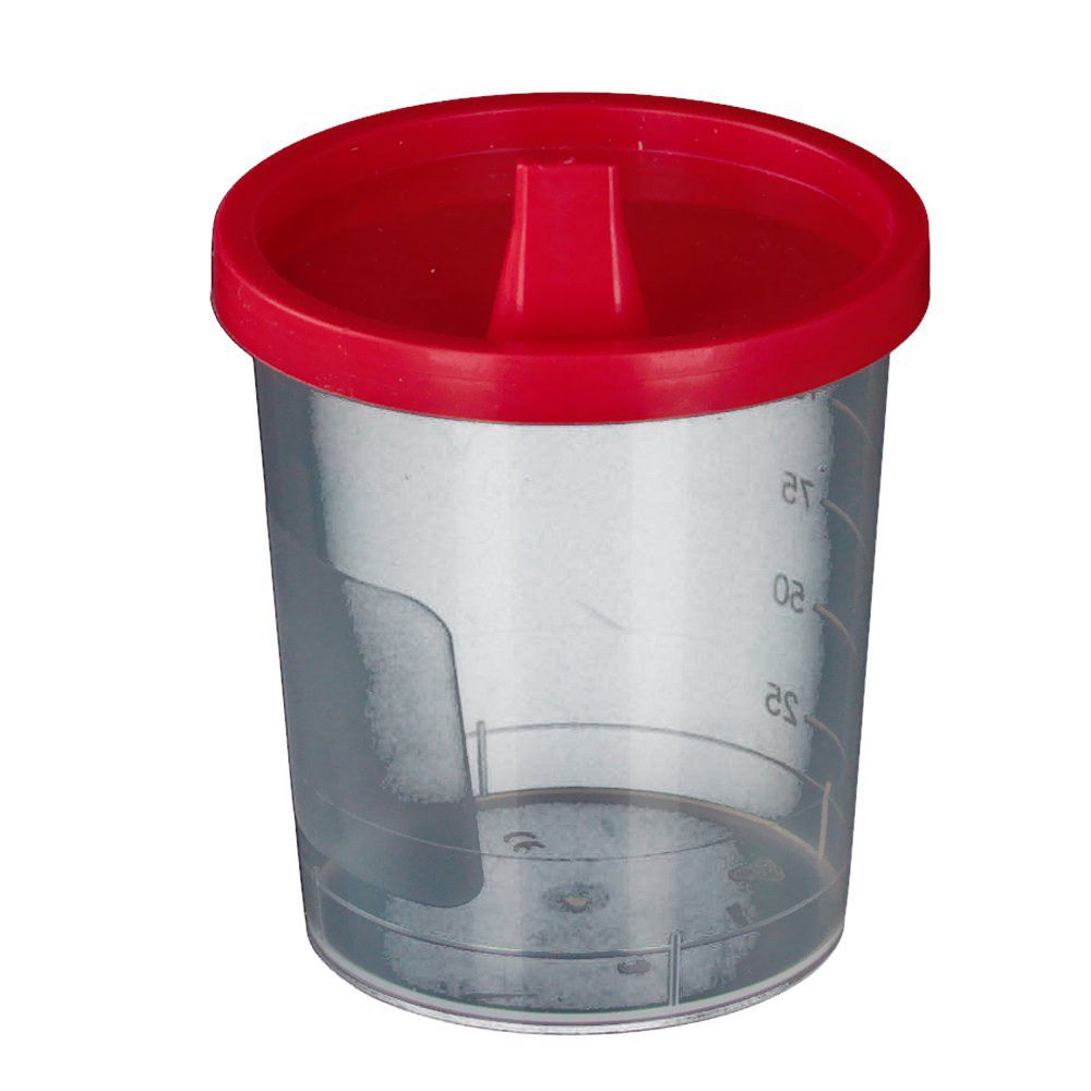Transparenter Becher mit rotem Deckel. Der Becher hat eine Messskala und eine Aussparung. Der Deckel hat einen Griff.