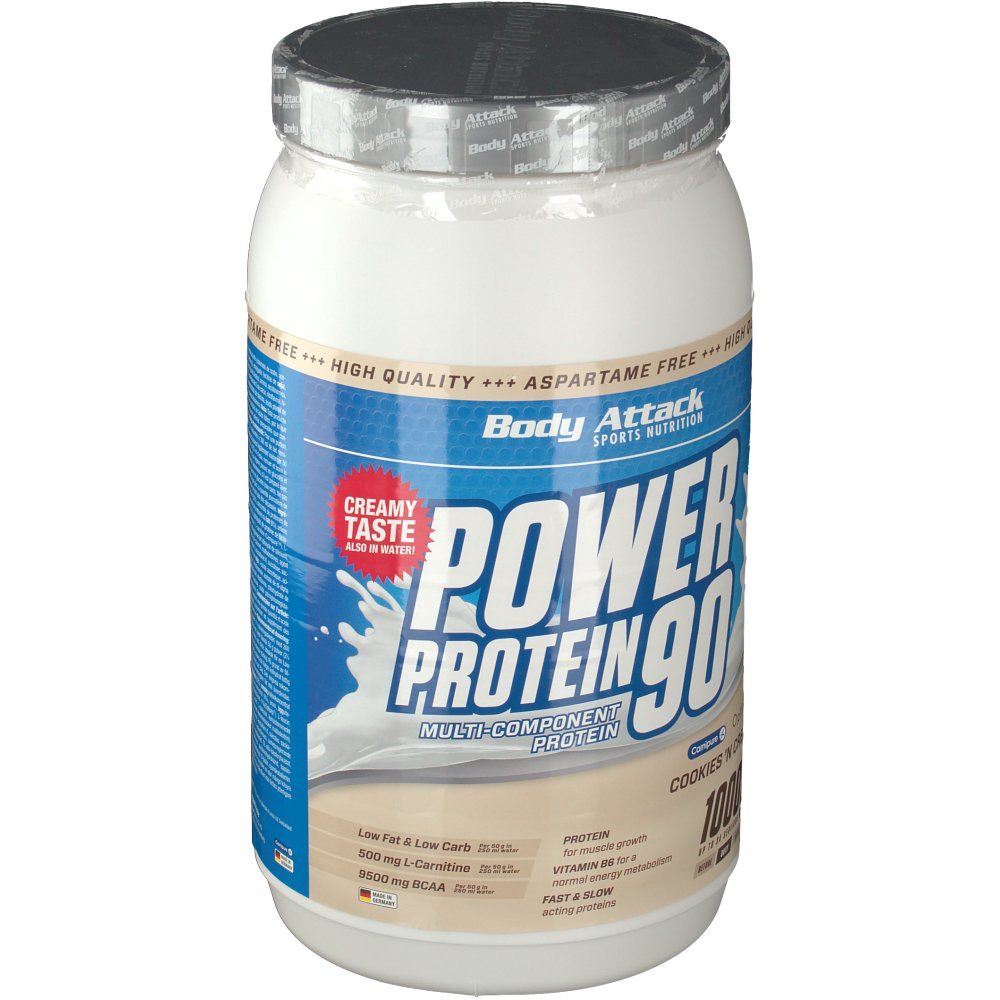 Weißer Proteinpulver-Behälter mit blauem Etikett. Aufschrift: Body Attack Power Protein 90 Cookies 'n Cream. 1000g. Enthält Low Fat & Low Carb.