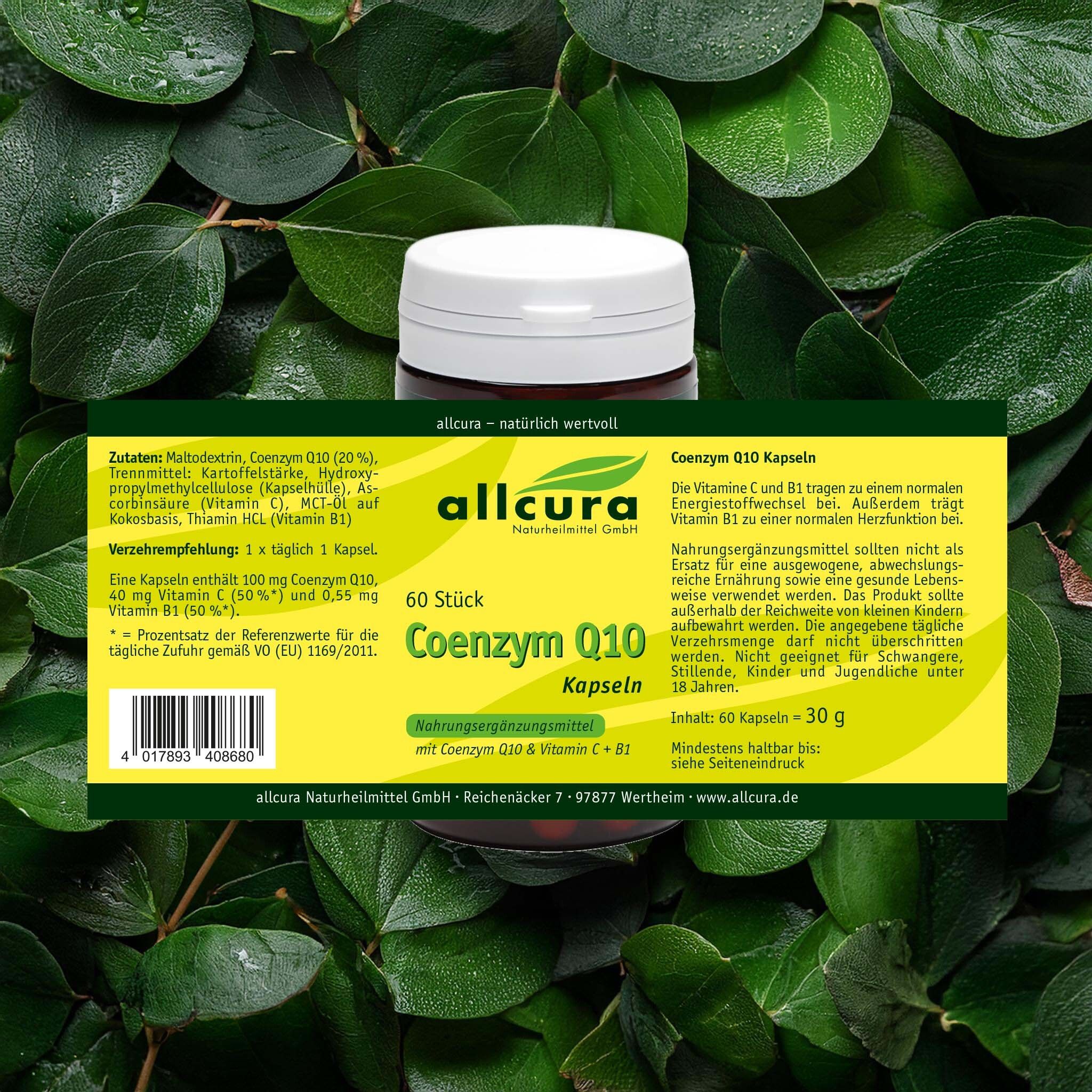 Dose mit weißem Deckel, umgeben von Blättern. Aufschrift: allcura, Coenzym Q10 Kapseln, 60 Stück. Inhaltsstoffe und Verzehrempfehlung.