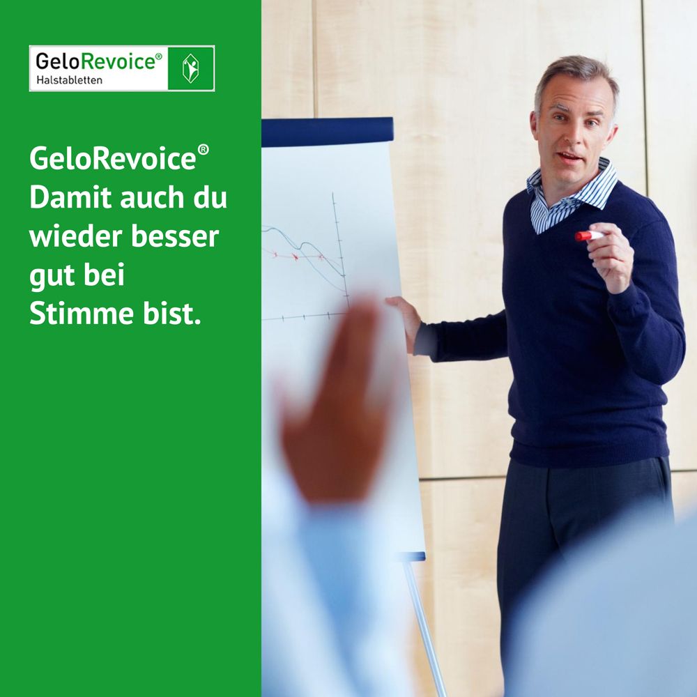 Mann hält Stift vor Flipchart. GeloRevoice Halstabletten helfen, damit Sie wieder besser gut bei Stimme sind.