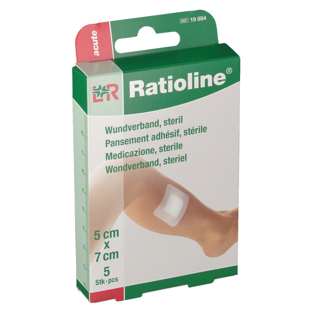 Verpackung von Ratioline® acute Wundverband. Grün-weiße Schachtel mit Produktnamen und Größenangabe 5 x 7 cm. Ein Pflaster auf einem Bein.