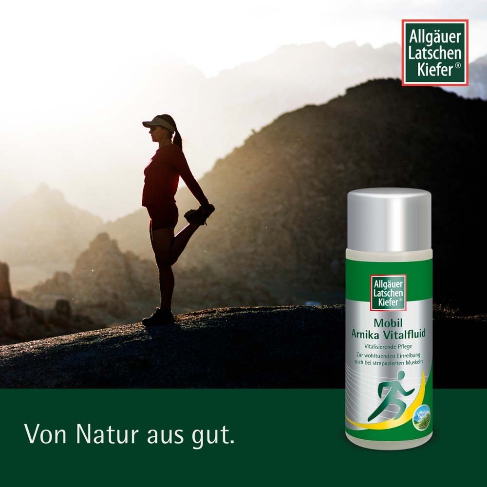 Produktflasche vor Bergpanorama. Aufschrift: Allgäuer Latschenkiefer Mobil Arnika Vitalfluid. Text: Von Natur aus gut.