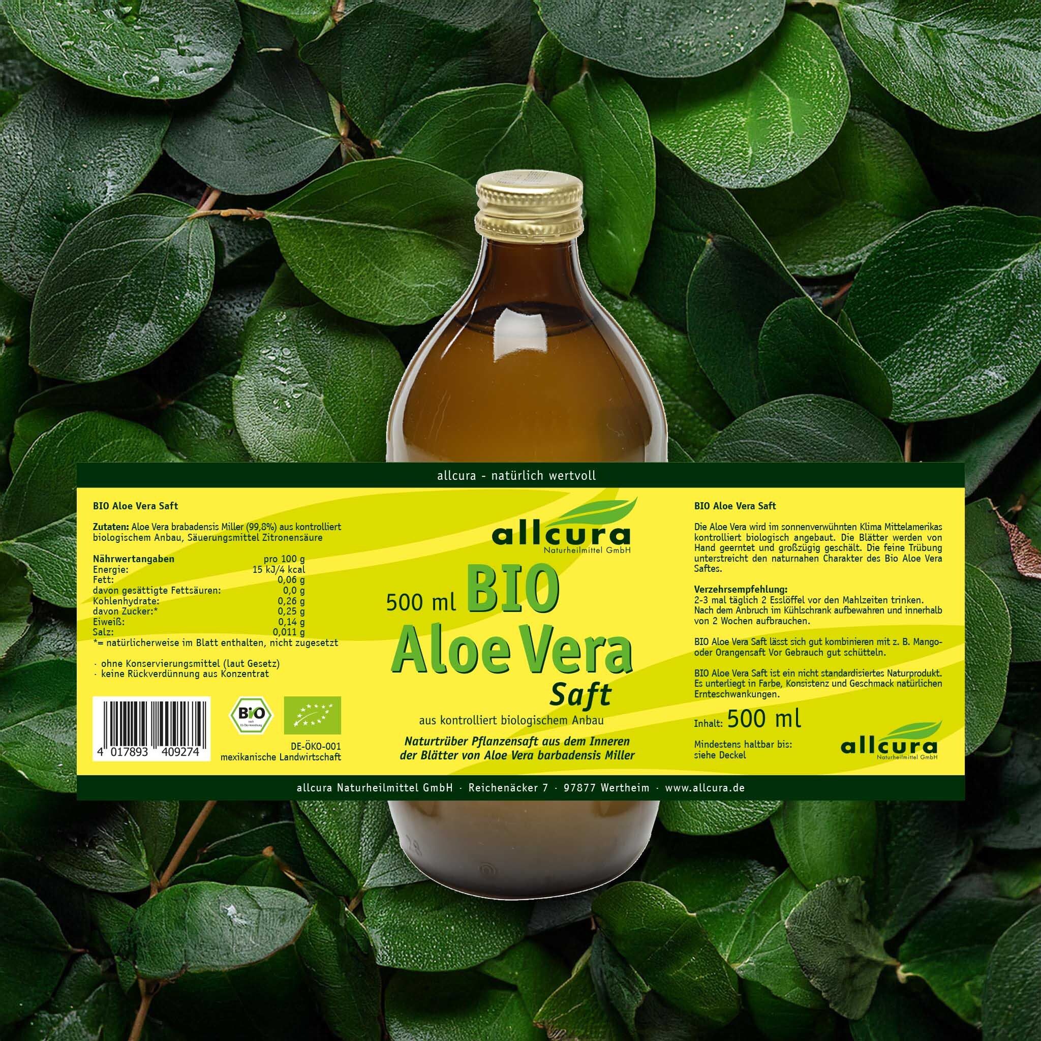 Braune Glasflasche mit Etikett "allcura BIO Aloe Vera Saft" auf grünem Blattwerk-Hintergrund.