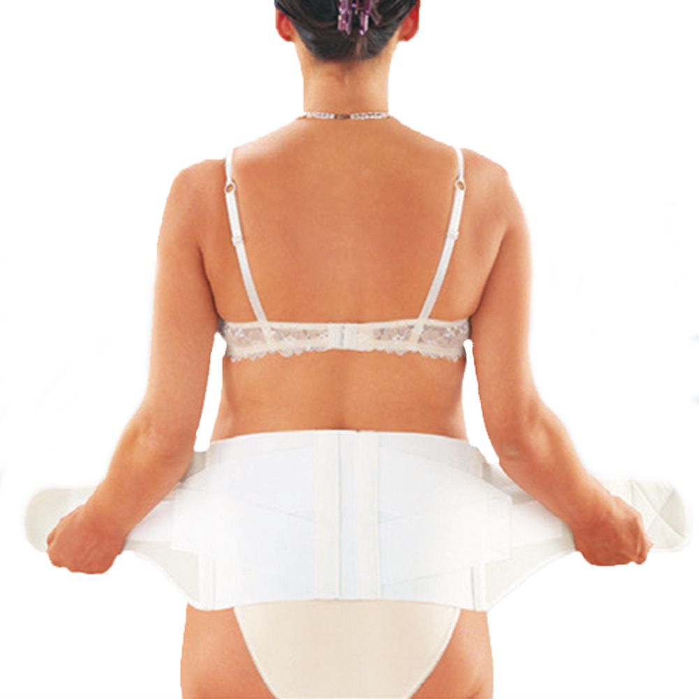 Weißes Cellacare Materna-Band, das von einer Person getragen wird. Die Person ist von hinten zu sehen.