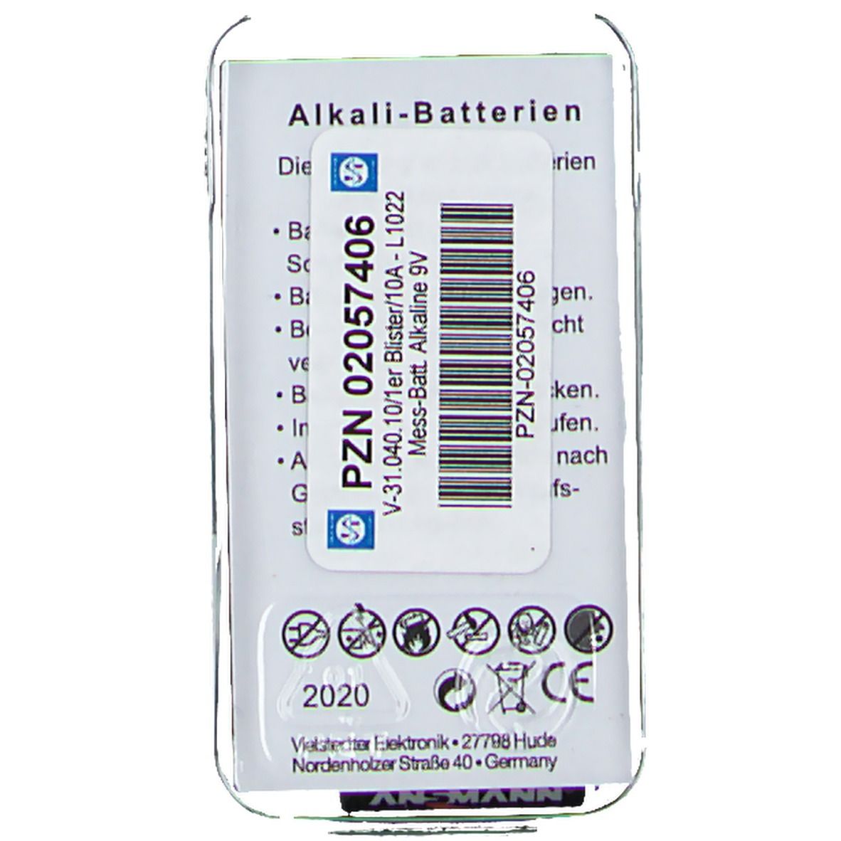 Rückseite einer Alkali-Batterie in Blisterverpackung. Aufkleber mit Text und Barcode. Verschiedene Symbole und CE-Zeichen.