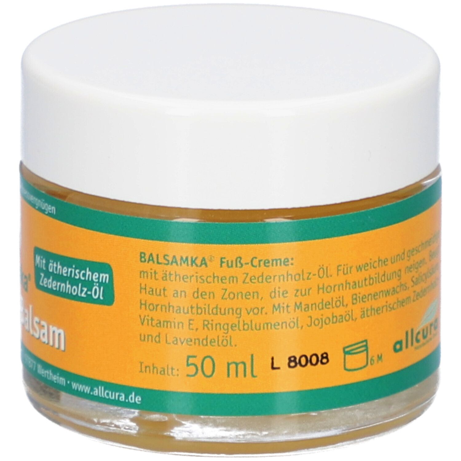 Glas mit Balsamka Fuß-Creme. Weißer Deckel, gelber Aufkleber mit Produktnamen und Logo. Text: Mit ätherischem Zederholz-Öl. Inhalt: 50 ml.
