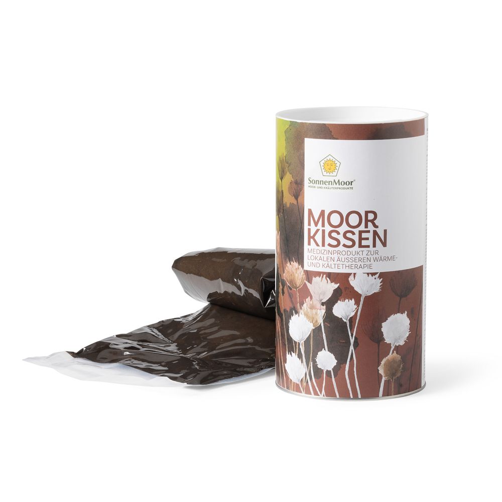 Zylindrische Verpackung mit Aufschrift "MOOR KISSEN". Daneben ein schwarzes, kissenartiges Produkt in Folie. SonnenMoor Logo sichtbar.