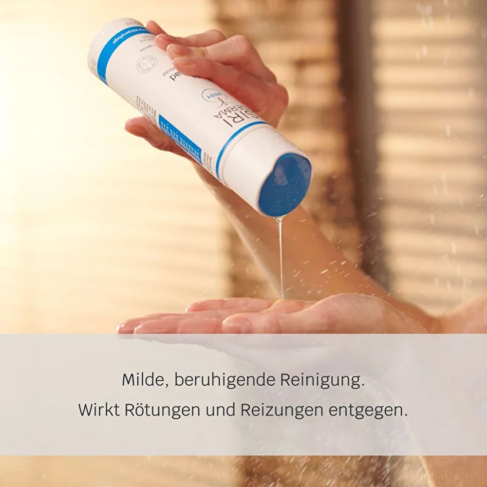 Person gießt SIRIDERMA Pflege-Duschbad aus Flasche in die Hand. Text: Milde, beruhigende Reinigung. Wirkt Rötungen und Reizungen entgegen.