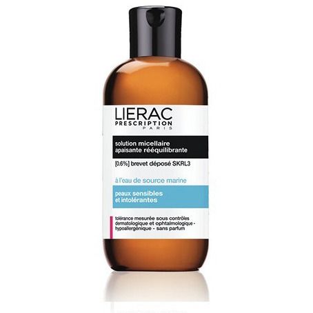 Braune Flasche mit schwarzem Deckel. Aufschrift LIERAC PRESCRIPTION PARIS. Produktbezeichnung und weitere Informationen auf dem Etikett.