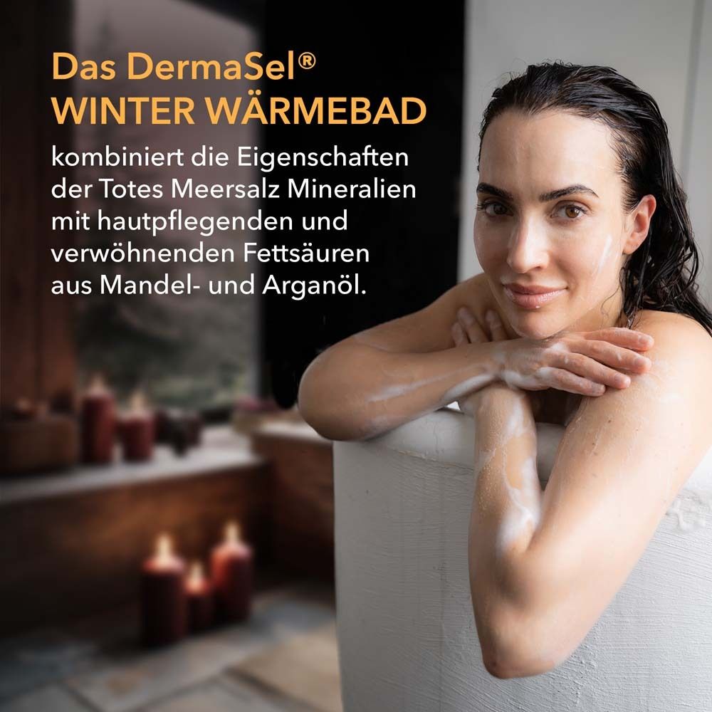 Frau in Badewanne. DermaSel Winter Wärmebad. Text: Totes Meer Salz Mineralien mit Mandel- und Arganöl. Kerzen im Hintergrund.