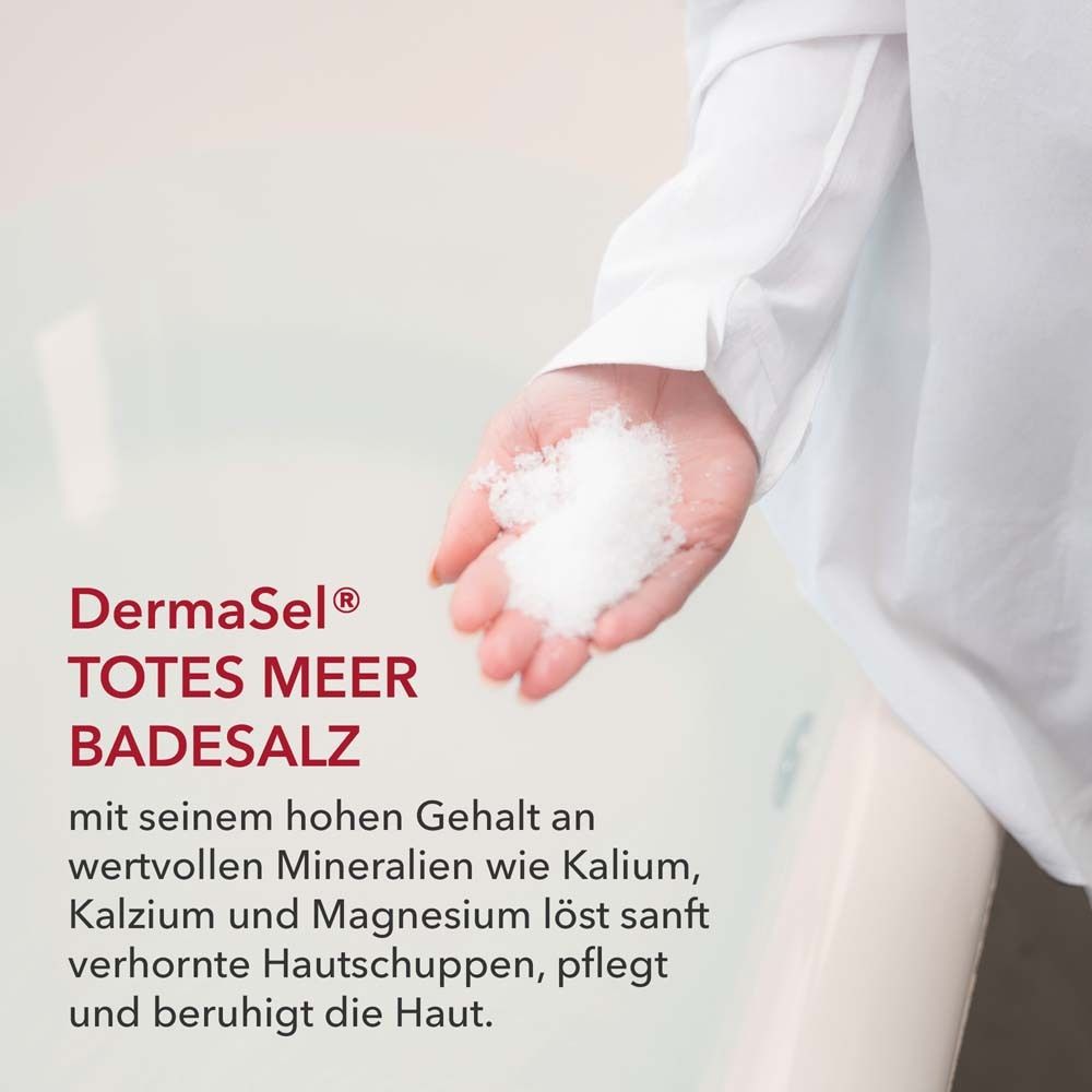 Hand mit Badesalz. DermaSel Totes Meer Badesalz. Text: wertvolle Mineralien wie Kalium, Kalzium und Magnesium. Für alle Hauttypen.