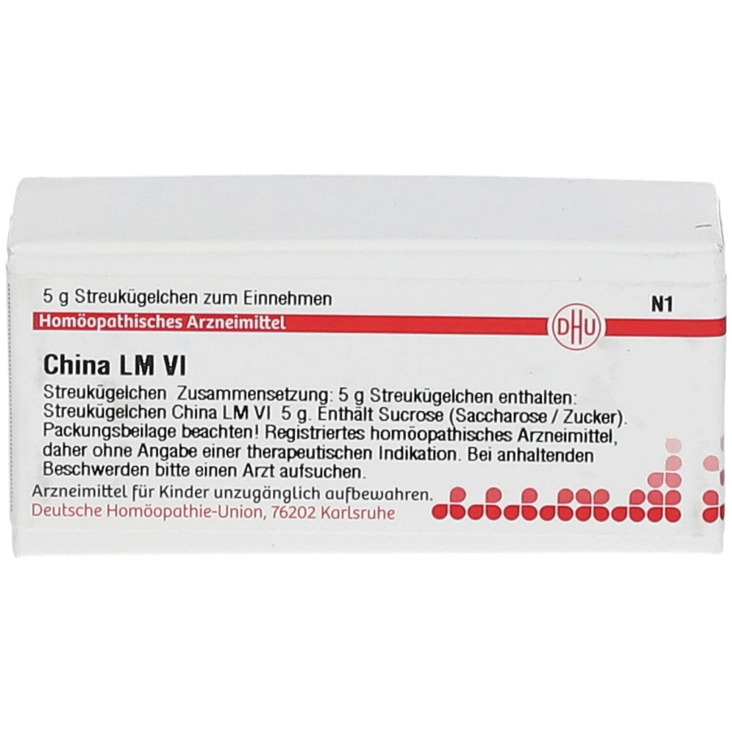 Weiße Faltschachtel mit roter Schrift und DHU-Logo. Beschriftung: China LM VI, 5 g Streukügelchen. Rote Punkte am unteren Rand.