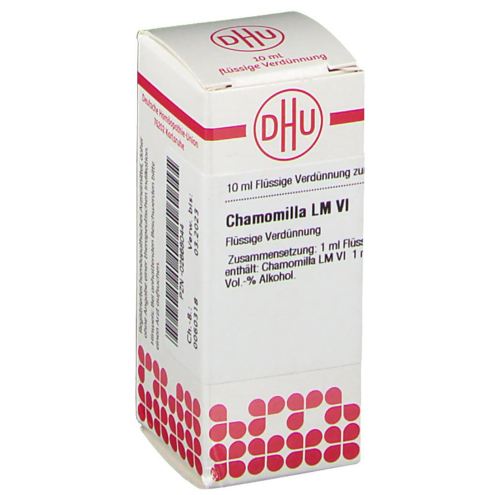 Weiße Schachtel mit roter Schrift und DHU-Logo. Beschriftung: Chamomilla LM VI, 10 ml flüssige Verdünnung.