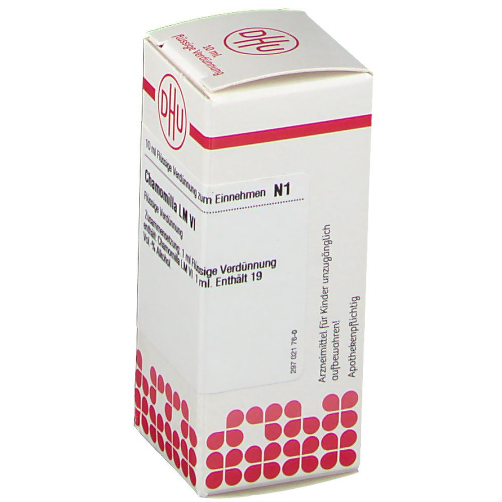 Weiße Schachtel mit roter Schrift und DHU-Logo. Beschriftung: Chamomilla LM VI, flüssige Verdünnung.