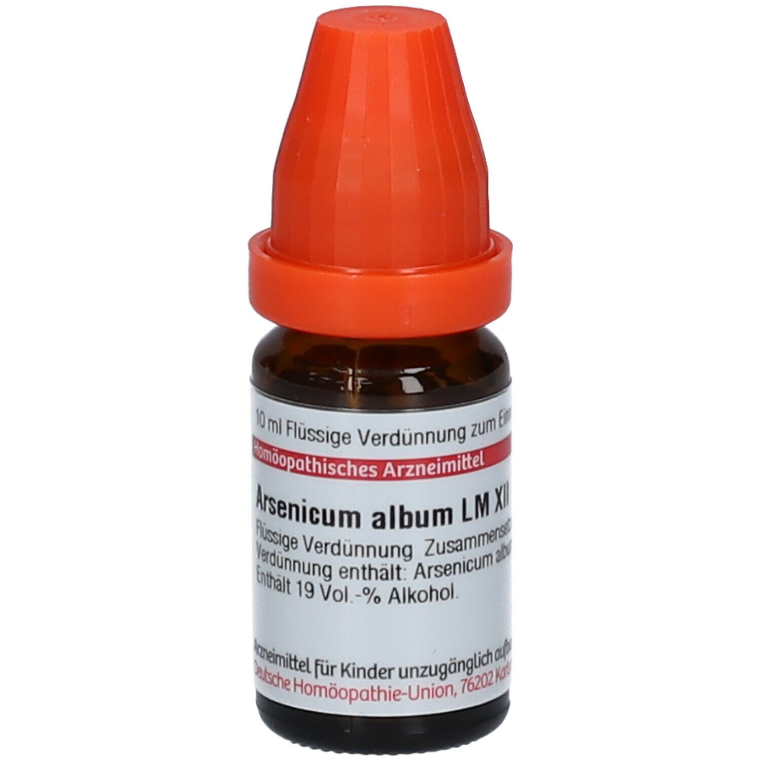 Braune Glasflasche mit rotem Verschluss. Beschriftung: Arsenicum album LM XII, 10 ml Flüssige Verdünnung.