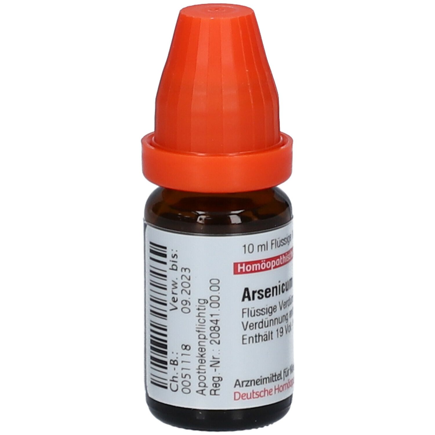 Braune Glasflasche mit rotem Verschluss. Beschriftung: Arsenicum album LM XII, 10 ml Flüssige Verdünnung. Barcode.