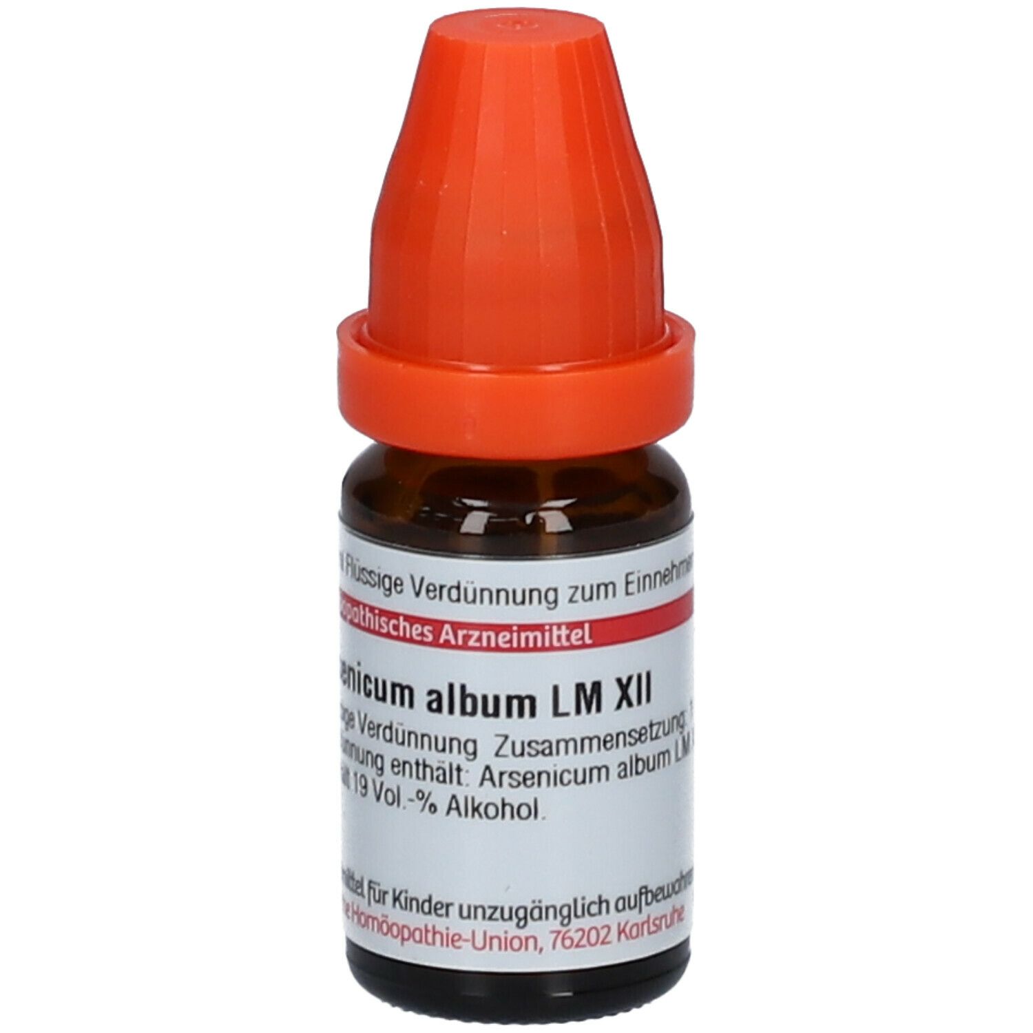 Braune Glasflasche mit rotem Verschluss. Beschriftung: Arsenicum album LM XII, 10 ml Flüssige Verdünnung.