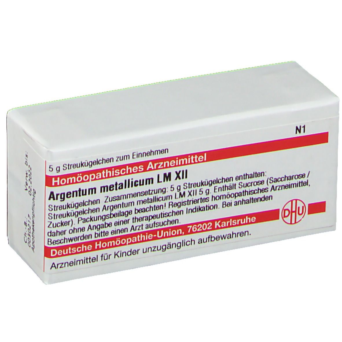Weiße Schachtel mit roter Schrift. Beschriftung: DHU Argentum metallicum LM XII. Enthält Streukügelchen. Logo der Deutschen Homöopathie-Union.