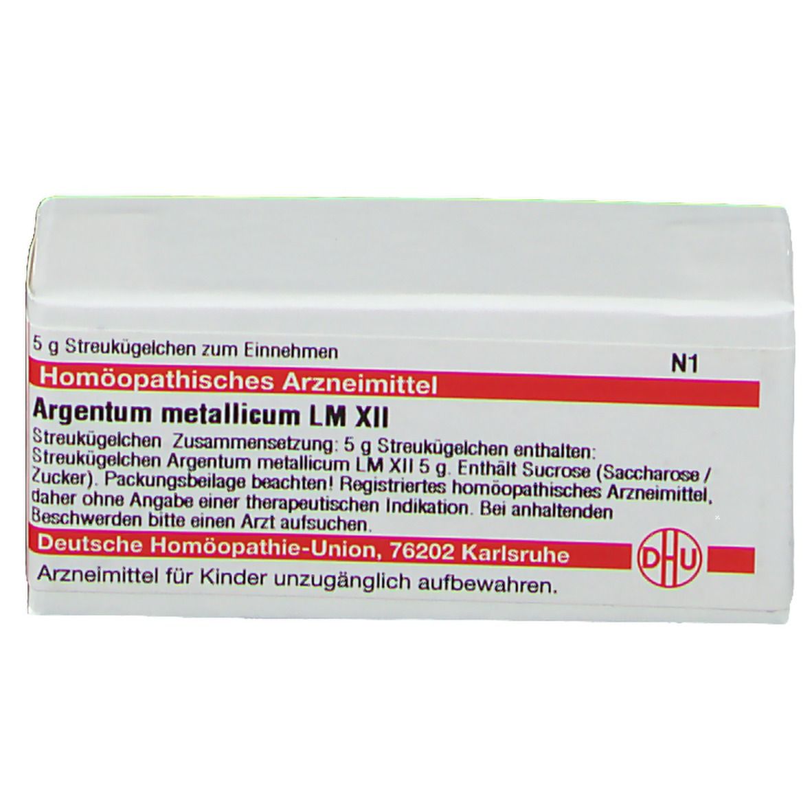 Weiße Schachtel mit roter Schrift. Beschriftung: DHU Argentum metallicum LM XII. Enthält Streukügelchen. Logo der Deutschen Homöopathie-Union.