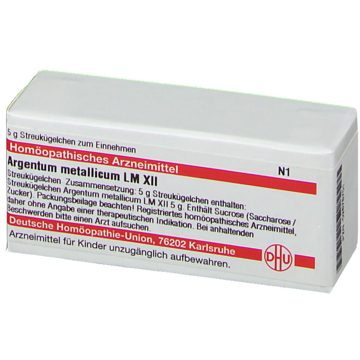 Weiße Schachtel mit roter Schrift. Beschriftung: DHU Argentum metallicum LM XII. Enthält Streukügelchen. Logo der Deutschen Homöopathie-Union.