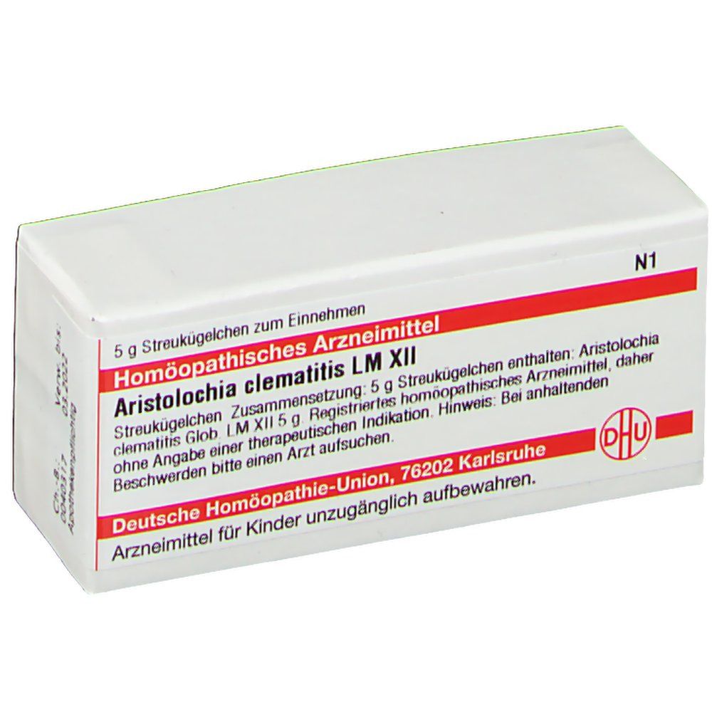 Weiße Arzneimittelverpackung mit roter Schrift. Text: Homöopathisches Arzneimittel, Aristolochia clematitis LM XII, DHU Logo. Enthält Streukügelchen.
