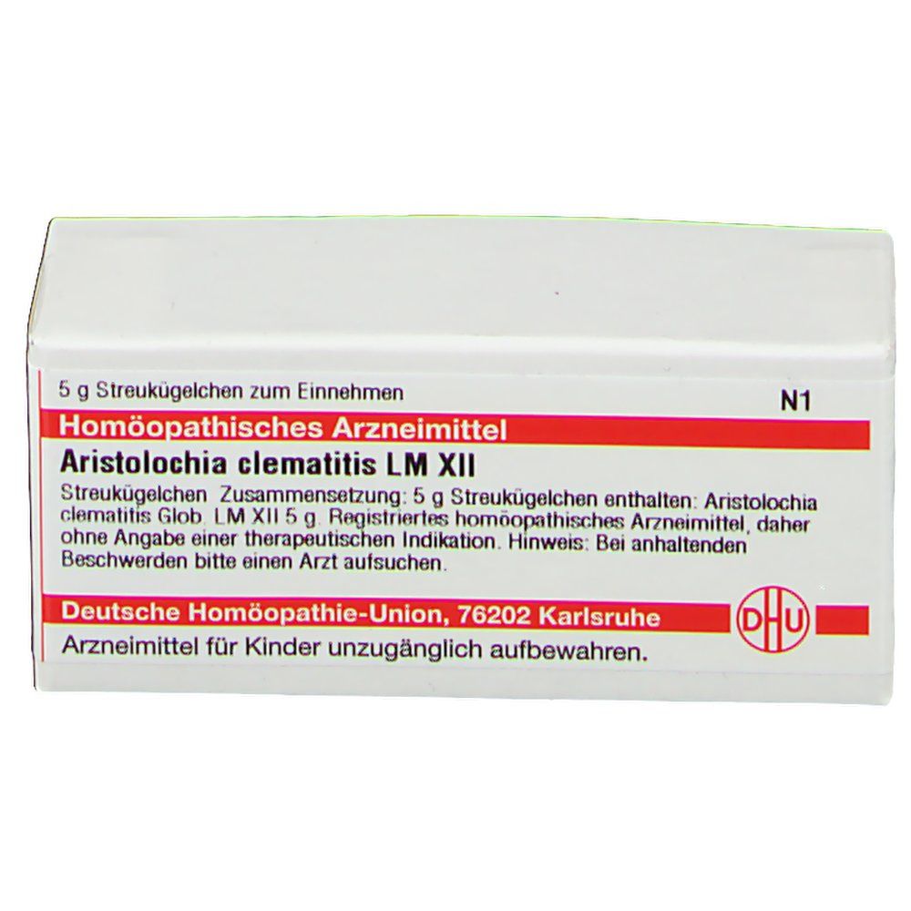 Weiße Arzneimittelverpackung mit roter Schrift. Text: Homöopathisches Arzneimittel, Aristolochia clematitis LM XII, DHU Logo. Enthält Streukügelchen.