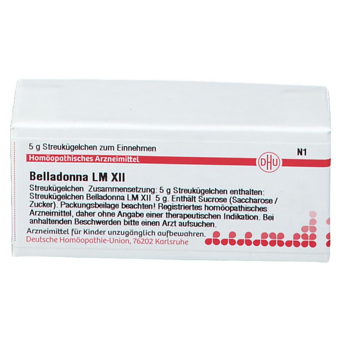 Weiße Schachtel mit roter Beschriftung. Aufschrift: Belladonna LM XII, 5 g Streukügelchen. DHU Logo.