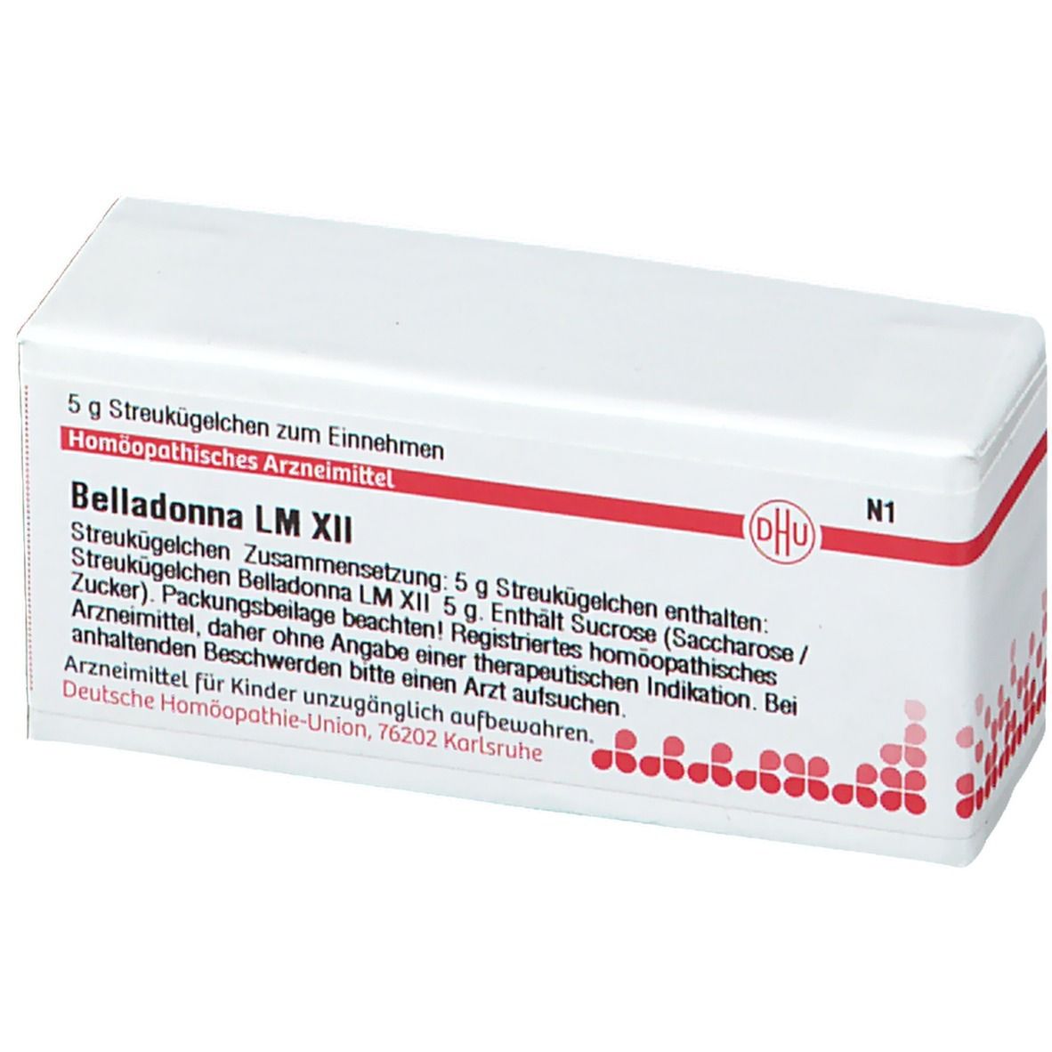 Weiße Schachtel mit roter Beschriftung. Aufschrift: Belladonna LM XII, 5 g Streukügelchen. DHU Logo.