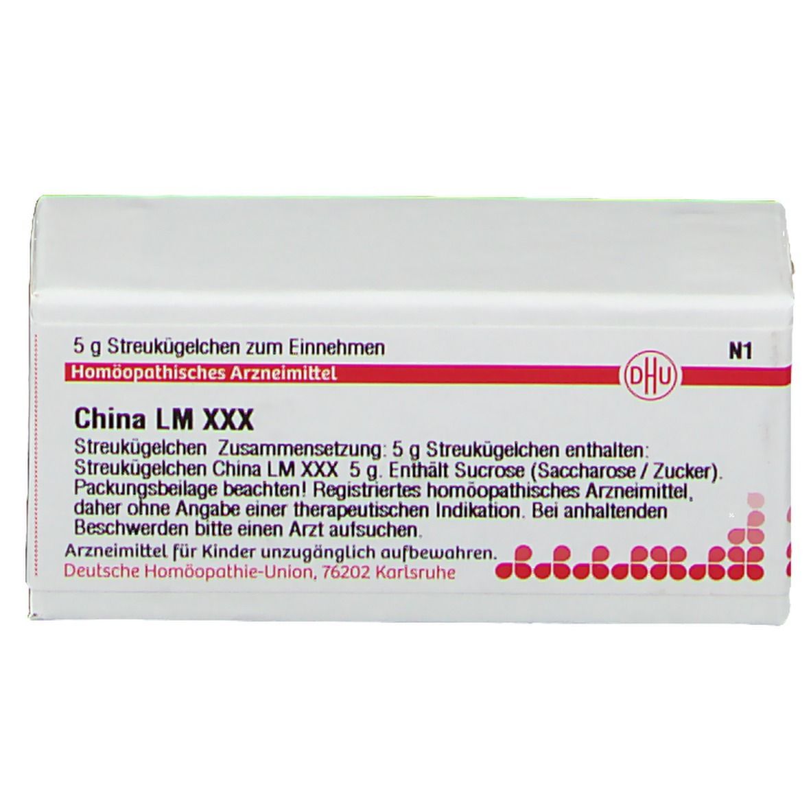 Weiße Schachtel mit roter Schrift und Logo. Aufschrift: China LM XXX, 5 g Streukügelchen. Homöopathisches Arzneimittel.