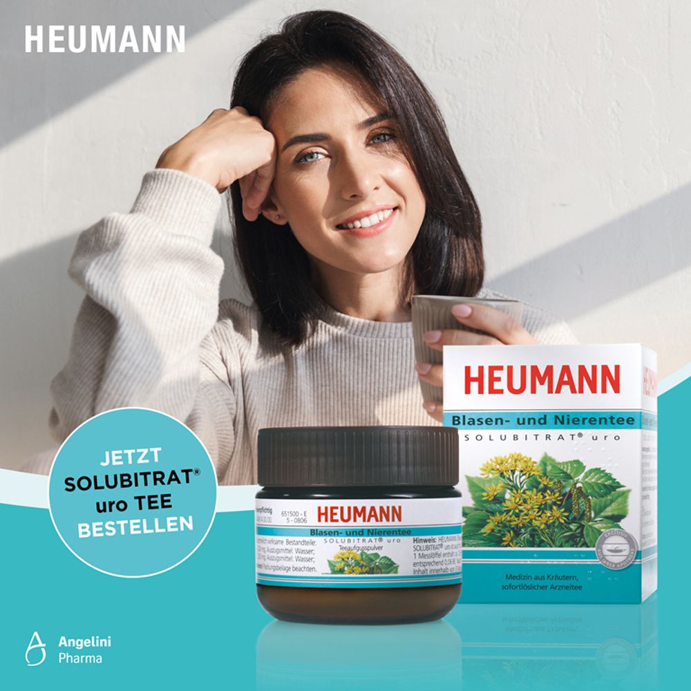 Frau mit Tasse neben Produkt. Heumann Blasen- und Nierentee Solubitrat® Uro. Jetzt Tee bestellen.