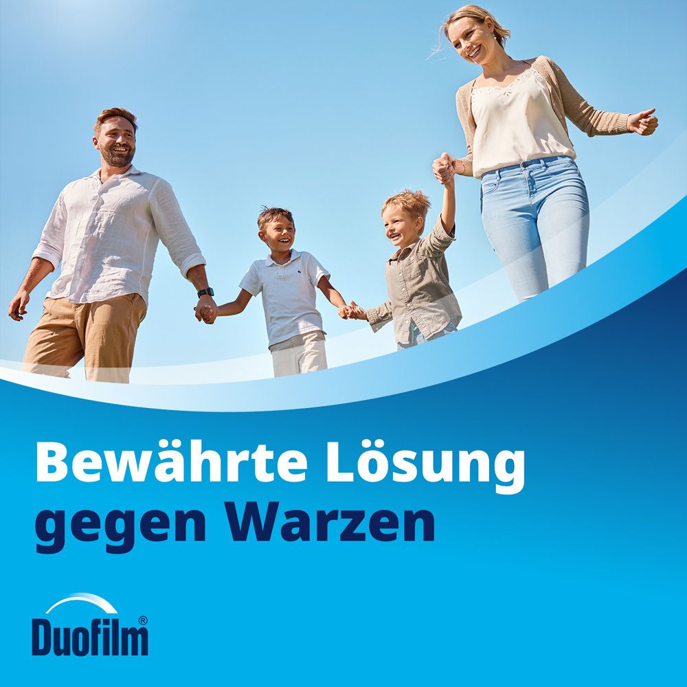 Familie hält Hände. Text: Bewährte Lösung gegen Warzen. Duofilm.