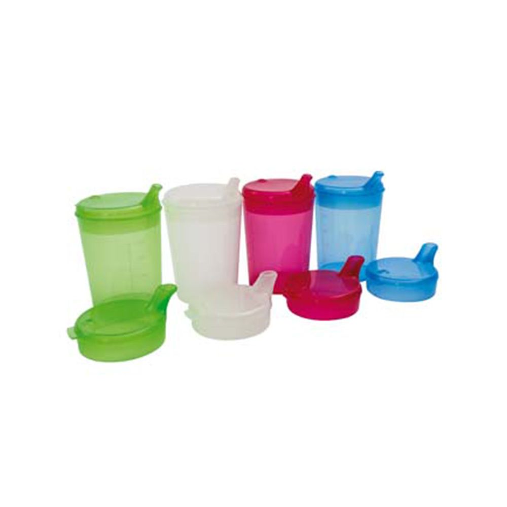 Mehrfarbige Trinkbecher mit Deckel. Verschiedene Farben: Grün, Weiß, Pink und Blau. Einige Becher haben Messskalen.