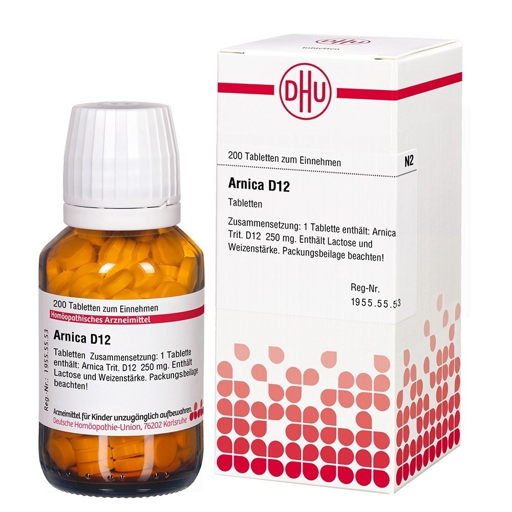 Braune Glasflasche mit Tabletten und weißem Deckel. Daneben Schachtel mit DHU-Logo und Aufschrift Arnica D12.