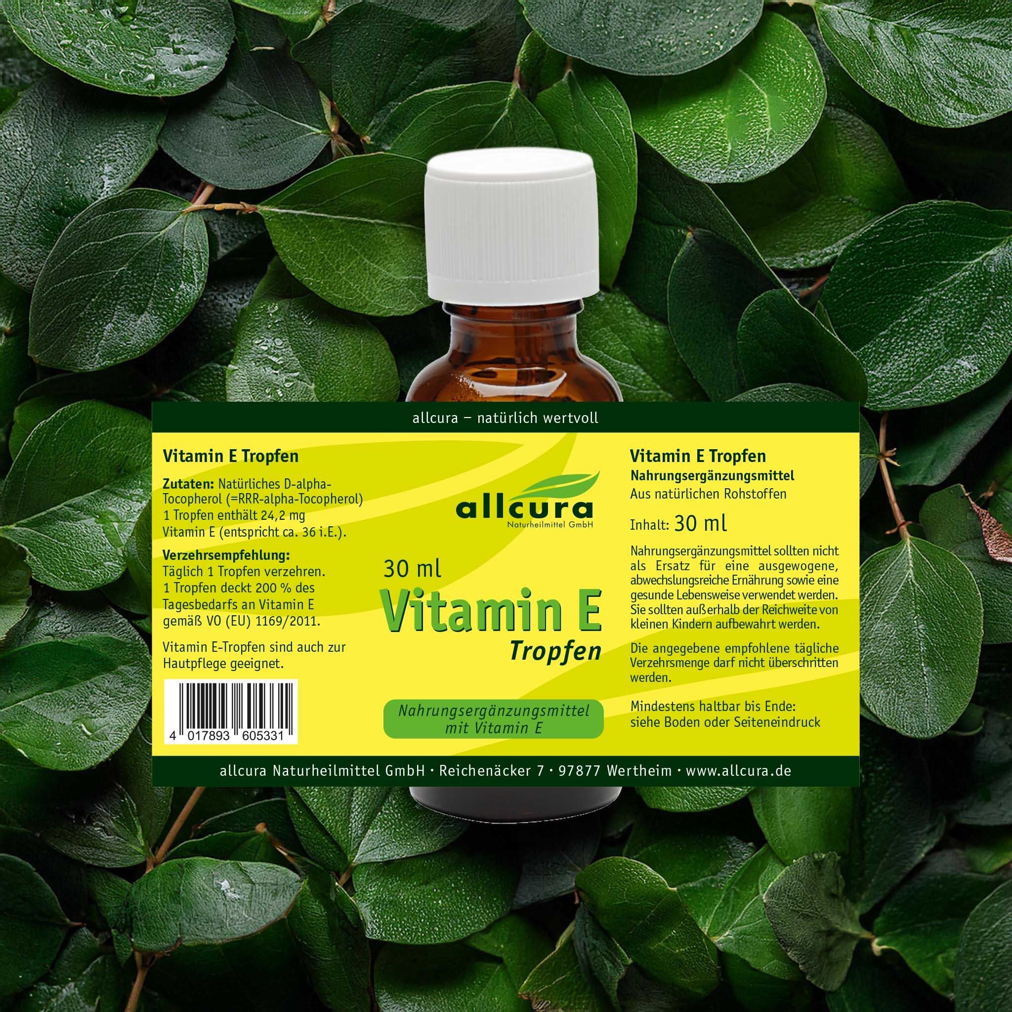Etikett Vitamin E Tropfen mit Inhaltsangaben. Aufschrift: 30 ml. Marke: allcura. Hintergrund: grüne Blätter.