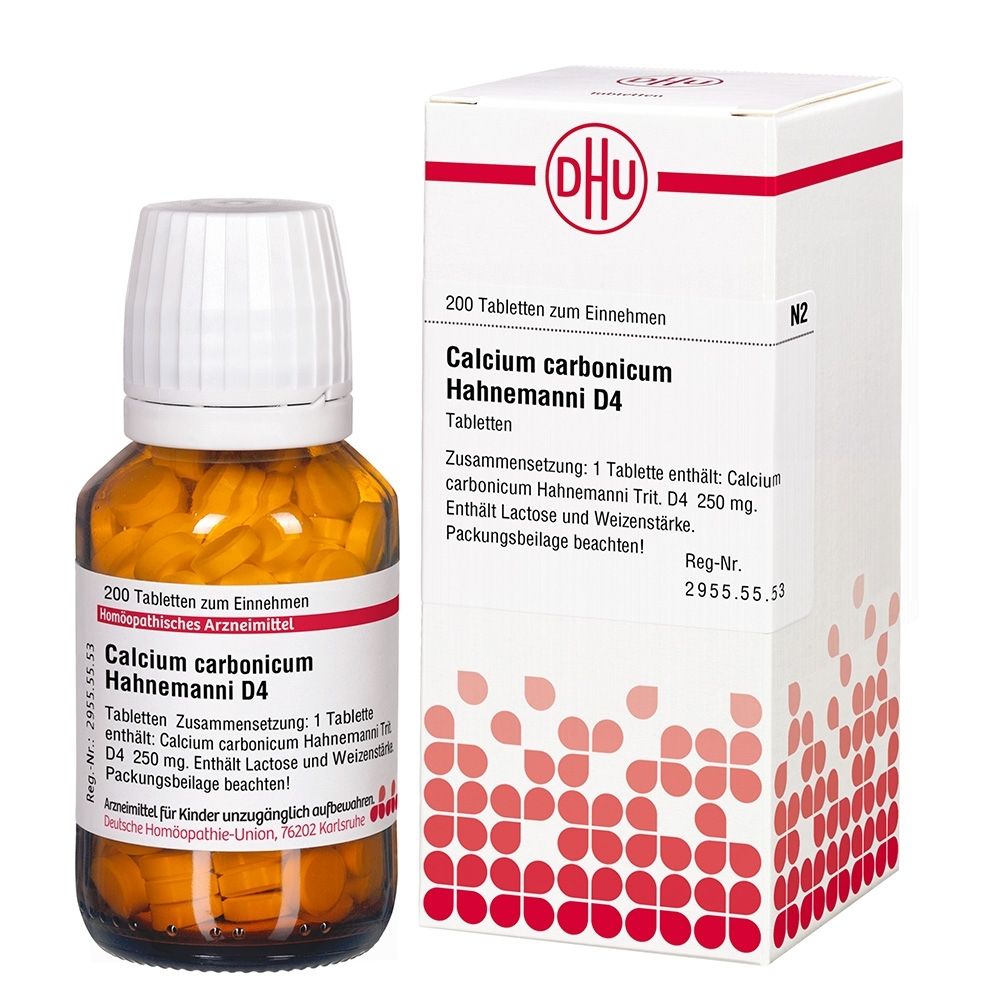 Braune Glasflasche und Karton mit Tabletten. Beschriftung: Calcium carbonicum Hahnemanni D4, DHU.