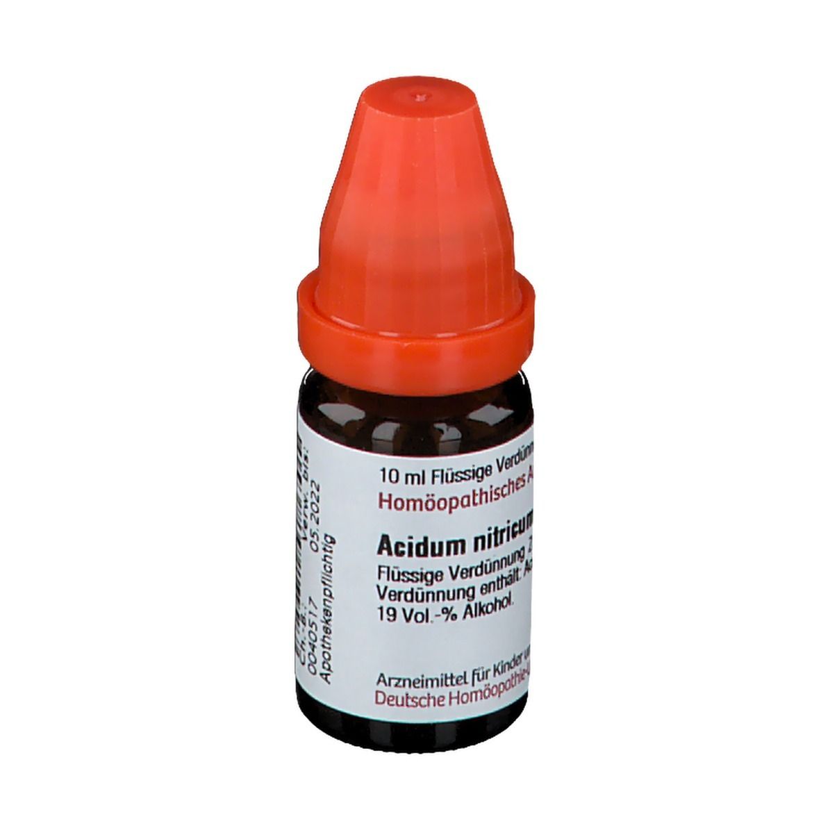 Braune Glasflasche mit rotem Verschluss. Beschriftung: 10 ml Flüssige Verdünnung, Acidum nitricum, 19 Vol.-% Alkohol.