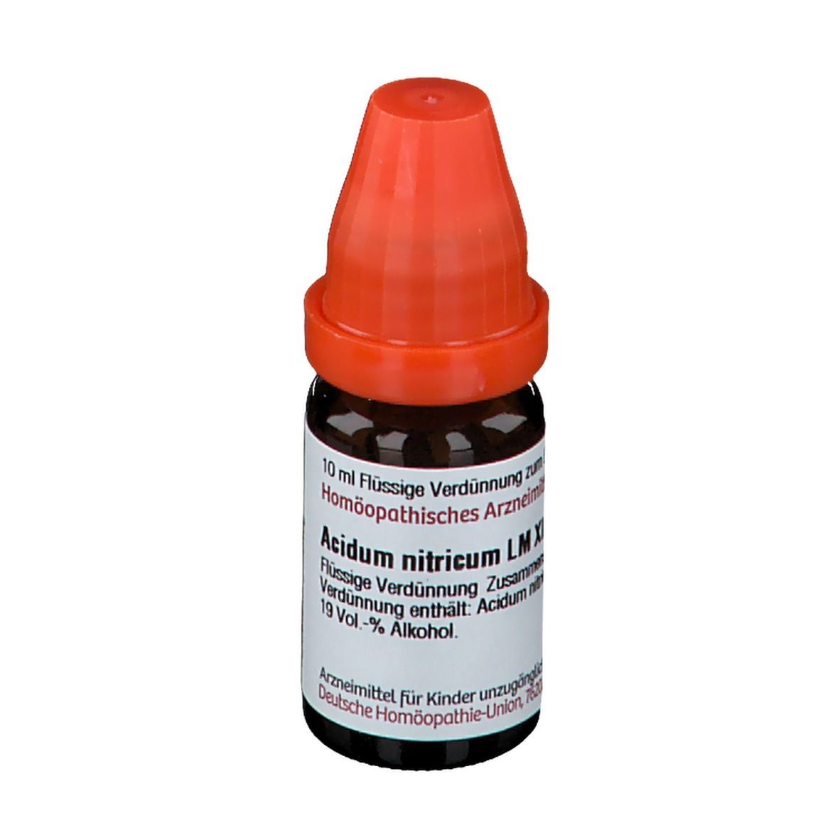 Braune Glasflasche mit rotem Verschluss. Beschriftung: 10 ml Flüssige Verdünnung, Acidum nitricum LM XII, 19 Vol.-% Alkohol.
