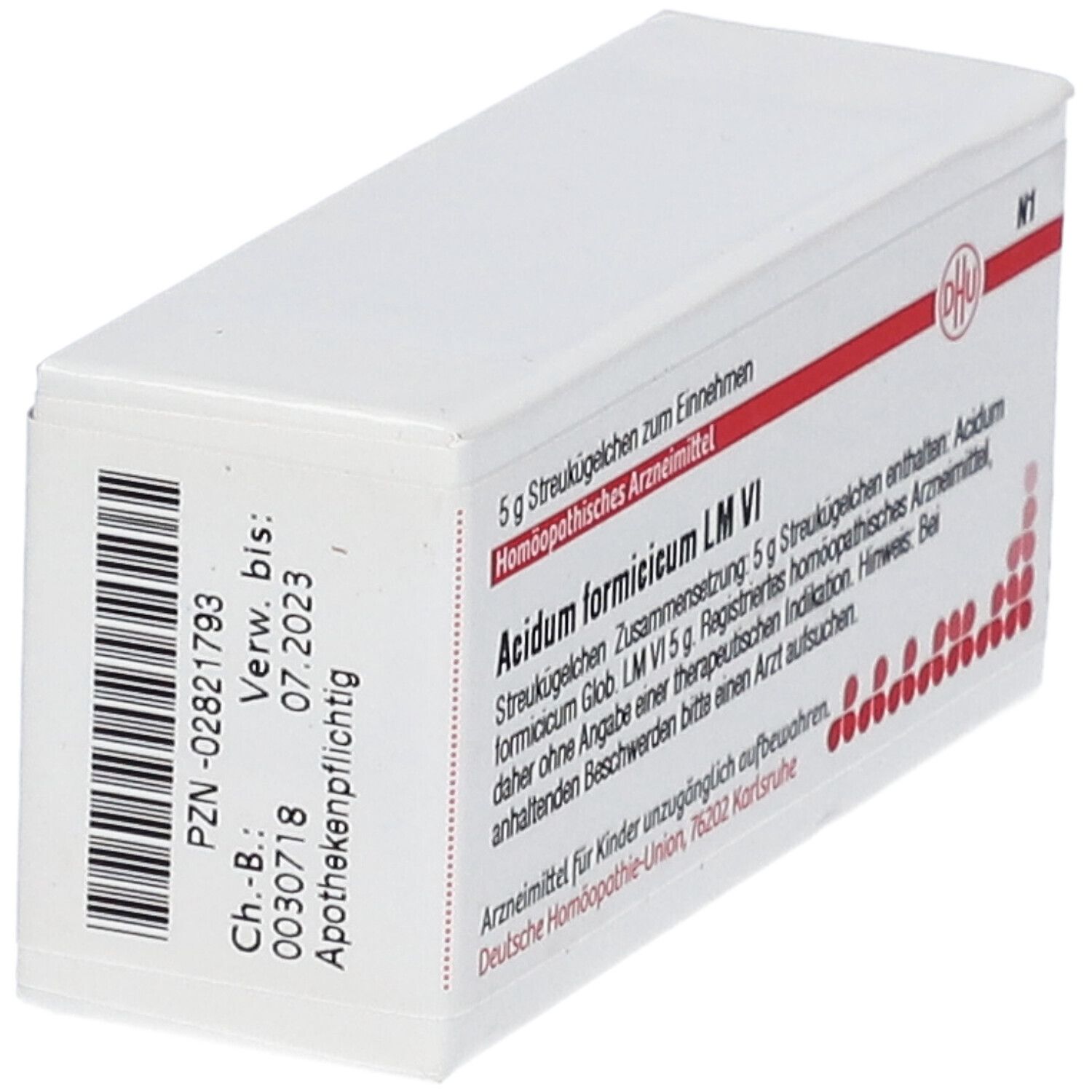 Weiße Schachtel, schräg von oben. Barcode und Verfallsdatum 07.2023. Beschriftung: Acidum formicicum LM VI.