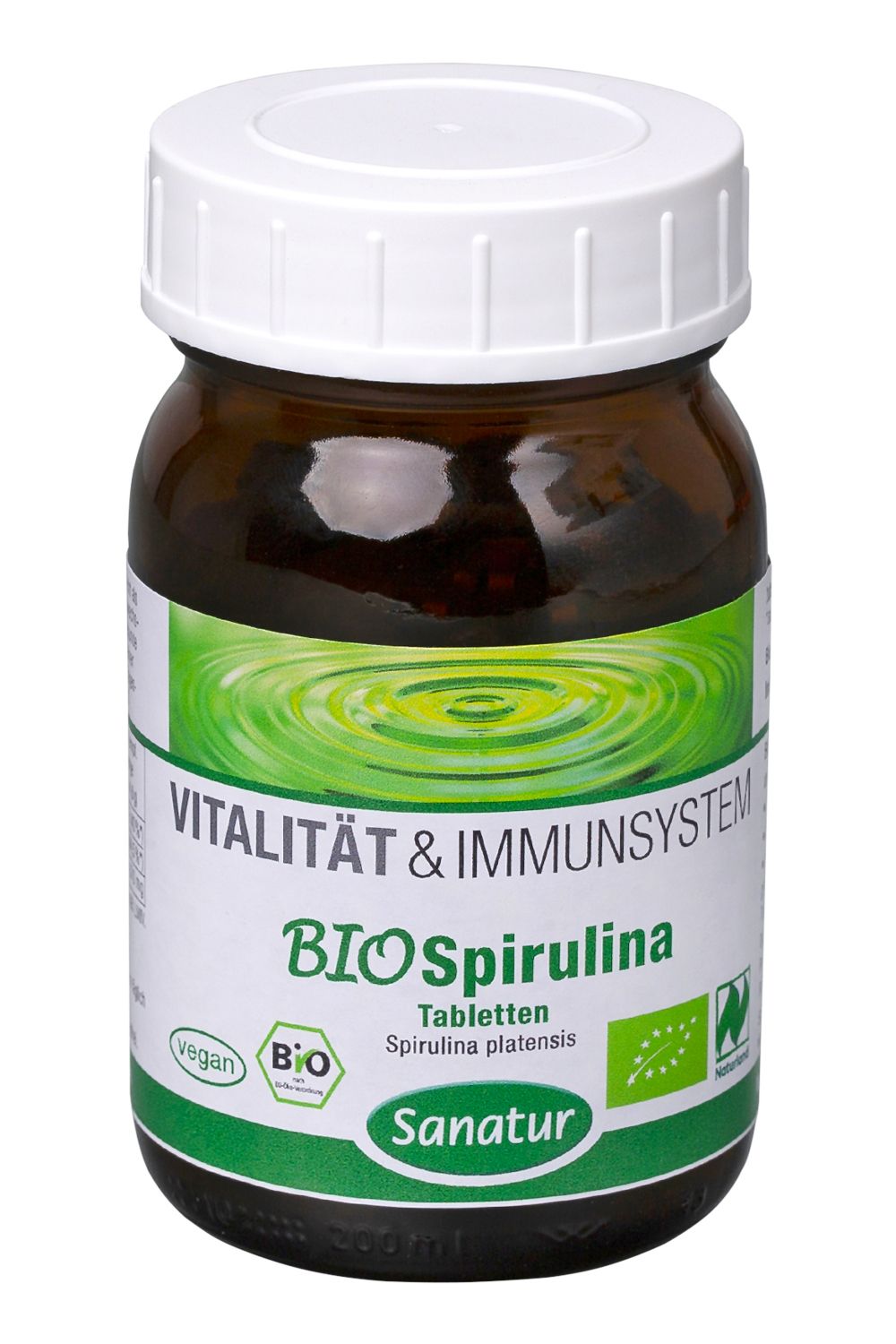 Braune Glasflasche mit weißem Deckel. Etikett mit grünen Wellen, Text: Bio Spirulina, Vitalität & Immunsystem, Sanatur, vegan, Bio-Siegel.
