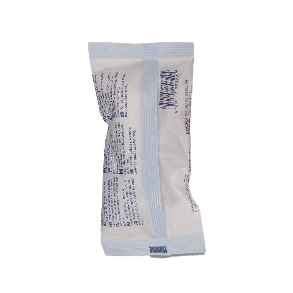 Rückseite des Verbandpäckchens. Weiße Verpackung mit Text und Barcode. Blaue Akzente an den Rändern.