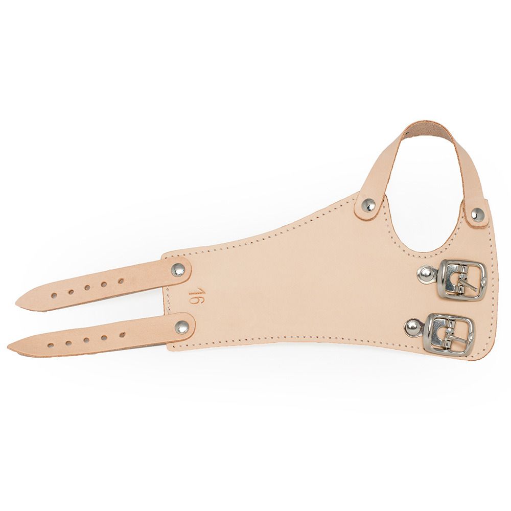 Handgelenkriemen aus hellem Leder mit zwei Schnallen und zwei Riemen. Mit Ösen und der Zahl 16 versehen.